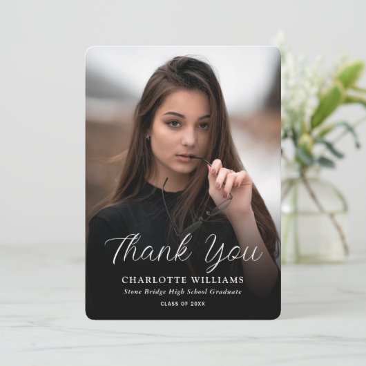 Minimalistisch zwart-wit foto Afstuderen Bedankkaart (Staand voorkant)
