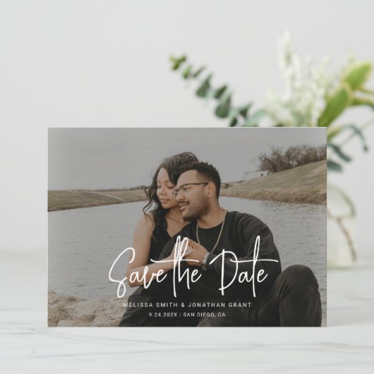 Minimalistisch zwart-wit fotoscript bruiloft save the date (Staand voorkant)