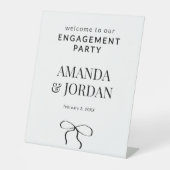 Minimalistisch zwart-wit met lint Verloving Reclamebord Met Voetstuk (Voorkant)