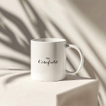 Minimalistisch zwart-wit mevrouw Pas getrouwd Brid Tweekleurige Koffiemok<br><div class="desc">Deze minimalistische zwarte en witte mevrouw newlywed bruidkoffie mok is een perfect cadeau aan de bruid of bruid om een trouwerige trouwdouche te zijn. Het ontwerp kenmerkt een mooie zwarte doopvont in een witte achtergrond om uw gebeurtenis te belichamen.</div>