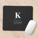 Minimalistisch zwart-wit modern monogram muismat<br><div class="desc">Een minimalistisch verticaal ontwerp in elegante stijl in monochrome zwart-wit en groot typografisch initiaal monogram. De tekst kan gemakkelijk voor een ontwerp worden aangepast zo uniek zoals u bent!</div>