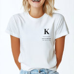 Minimalistisch zwart-wit modern monogram t-shirt<br><div class="desc">Een minimalistisch verticaal ontwerp in elegante stijl in monochrome zwart-wit en groot typografisch initiaal monogram. De tekst kan gemakkelijk voor een ontwerp worden aangepast zo uniek zoals u bent!</div>