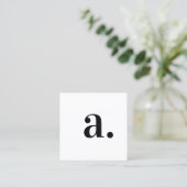 Minimalistisch Zwart Wit Monogram Moderne QR Code Vierkante Visitekaartje (Staand voorkant)