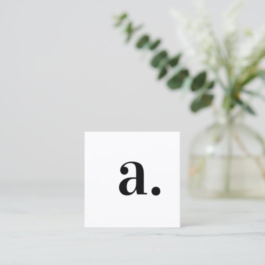 Minimalistisch Zwart Wit Monogram Moderne QR Code Vierkante Visitekaartje (Staand voorkant)