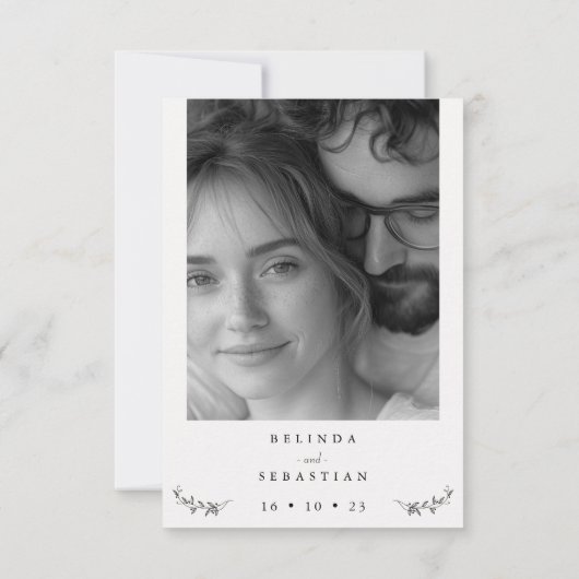 Minimalistisch zwart wit monogram Save the Date Ka Kaart (Achterkant)