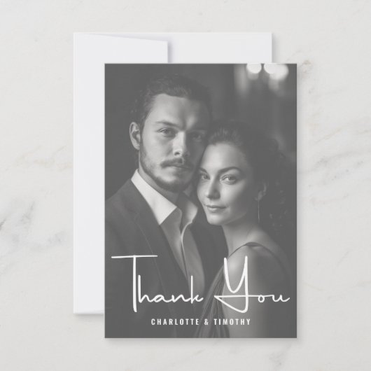 Minimalistisch zwart wit script bruiloft foto bedankkaart (Voorkant)