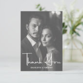 Minimalistisch zwart wit script bruiloft foto bedankkaart (Staand voorkant)