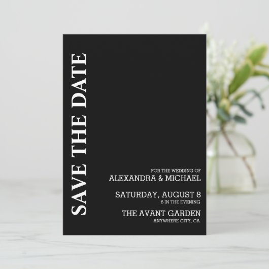 Minimalistisch zwart-wit tekstgebaseerd huwelijk save the date (Staand voorkant)