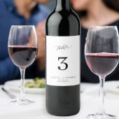 Minimalistisch zwart-wit trouwtafel nummer wijn etiket