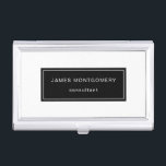 Minimalistisch zwart-wit visitekaarthouder<br><div class="desc">Dit zwarte en witte,  minimalistische visitekaartje hoesje kenmerkt jouw naam en beroep in een moderne witte typografie op een zwarte achtergrond in wit.  Ideaal voor consultants,  ontwerpers en andere zakelijke professionals waar een eenvoudig ontwerp de voorkeur verdient.</div>