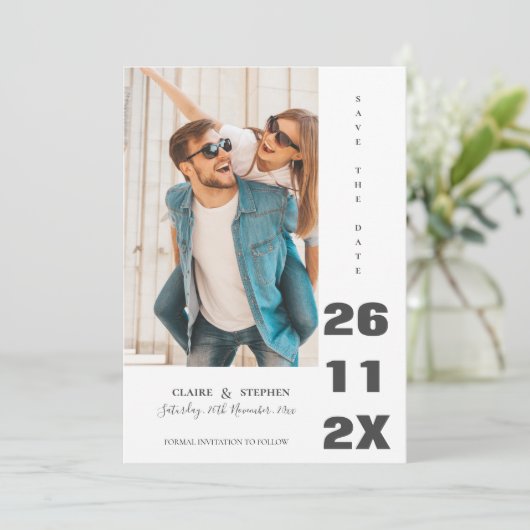 Minimalistisch zwart-withuwelijk met elegant gebol save the date (Staand voorkant)