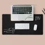 Minimalistisch zwart-witmonogram voor bedrijven bureaumat<br><div class="desc">Voeg een persoonlijke touch toe aan uw werkruimte met deze trendy zwart-witte bureaumat met ruimte voor uw initialen of zakelijke logo en een motivatie quote met de tekst 'Where Creativity Comes To Live'. Deze eenvoudige computer bureaumat is perfect om te gebruiken in uw huis kantoor of bedrijfsruimte. Personaliseer het met...</div>