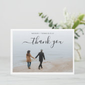 Minimalistisch zwart witscript met 2 fotobruiloft bedankkaart (Staand voorkant)
