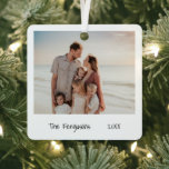 Minimalistisch zwarte en witte familie met kerstmi metalen ornament<br><div class="desc">Minimalistische kerstversiering met een eenvoudig design met een foto van uw familie,  uw familienaam en het jaar in een handschrift. De achterkant heeft een tweede afbeelding. Dit moderne en elegante vakantie-ornament is een geweldig cadeau voor geliefden.</div>