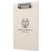 Minimalistisch zwarte justitie-Logo op beige linen Klembord (Links)