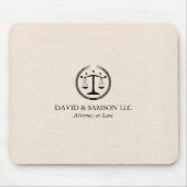 Minimalistisch zwarte justitie-Logo op beige linen Muismat (Voorkant)