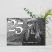 Minimalistische '25 Photo Graduation Party Kaart (Staand voorkant)