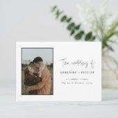 Minimalistische 2-foto moderne bruiloft uitnodigin kaart (Staand voorkant)