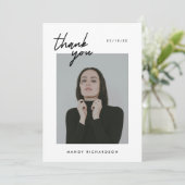 Minimalistische 2-Foto Zwarte Witte Script Afstude Bedankkaart (Staand voorkant)