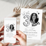 Minimalistische 30e verjaardag look whos dertig fo kaart<br><div class="desc">*Gebruik een vierkante foto om het afbeelding te vervangen. Vier de grote 3-0 met stijl! Introductie van onze "Look Who's Thirty" Minimalistische 30e verjaardag foto uitnodiging. Dit strakke en moderne ontwerp voegt een vleugje verfijning toe aan uw mijlpaalviering. Personaliseer het met uw favoriete foto en details, waardoor u een aandenken-waardige...</div>