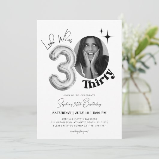Minimalistische 30e verjaardag look whos dertig fo kaart (Staand voorkant)
