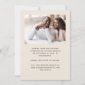 Minimalistische 4-foto beige save the date (Achterkant)