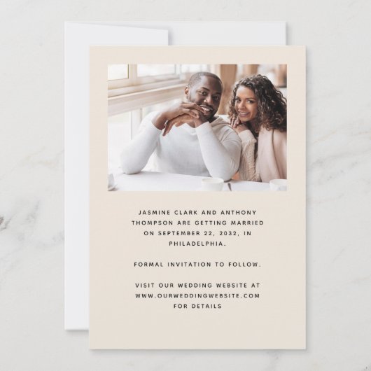 Minimalistische 4-foto beige save the date (Achterkant)