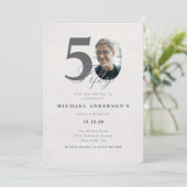 Minimalistische 50e verjaardagsuitnodiging kaart (Staand voorkant)