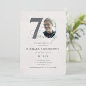 Minimalistische 70ste verjaardagsuitnodiging kaart (Staand voorkant)