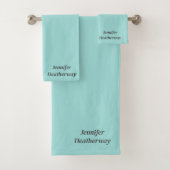 Minimalistische aqua blue aangepaste naam bad handdoek (Insitu)