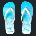 Minimalistische Aqua Blue Gradient Moeder van de G Teenslippers<br><div class="desc">Deze minimalistische Aqua Blue Gradient Moeder van de Groom teenslippers is een gedenkwaardig geschenk voor leden van de bruiloft: bruid, bruidsmeisje, bruidsmeisje, bruidsmoeder, eremiddel... Ze zullen een stijlvolle dosis glam toevoegen aan je trouwdag, een vrijgezellenfeest of een andere viering. ♥ pas het met uw formulering aan door de gebieden van...</div>