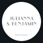 Minimalistische  Art Deco White Custom Wedding Ronde Sticker<br><div class="desc">Voeg een vleugje tijdloze elegantie toe aan uw huwelijksgunsten of briefpapier met deze Art Deco-geïnspireerde ronde sticker. Met een klassiek zwart tekstontwerp op een frisse witte achtergrond, kan deze eenvoudige maar verfijnde sticker worden aangepast met uw huwelijksdetails. Perfect voor het afdichten van enveloppen, het versieren van gunstzakken of het toevoegen...</div>