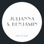 Minimalistische  Art Deco White Custom Wedding Ronde Sticker<br><div class="desc">Voeg een vleugje tijdloze elegantie toe aan uw huwelijksgunsten of briefpapier met deze Art Deco-geïnspireerde ronde sticker. Met een klassiek zwart tekstontwerp op een frisse witte achtergrond, kan deze eenvoudige maar verfijnde sticker worden aangepast met uw huwelijksdetails. Perfect voor het afdichten van enveloppen, het versieren van gunstzakken of het toevoegen...</div>