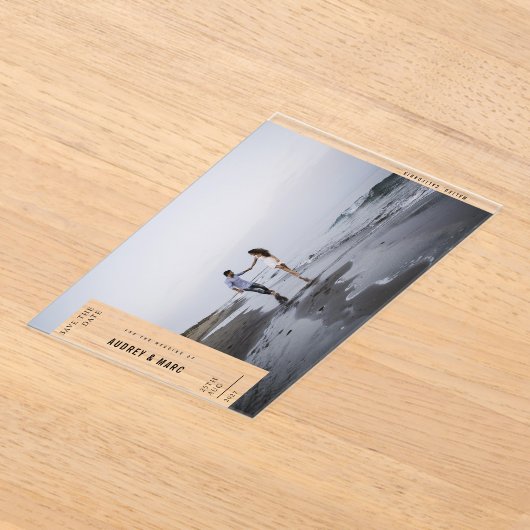 Minimalistische Avant Garde Fotobruiloft Bewaar de Acryl Uitnodigingen (Laagn)