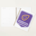 Minimalistische avocado-badge in Paarse en gouden  Planner<br><div class="desc">Blijf georganiseerd in stijl met deze levendige spiraalvormige planner met een gedurfd avocado-symbool op een rijke paarse achtergrond. Het speelse contrast tussen het frisse groen van de avocado en de diep paarse achtergrond voegt een vleugje plezier en creativiteit toe aan je dagelijkse planning. Of u nu belangrijke vergaderingen plant, to-do-lijsten...</div>