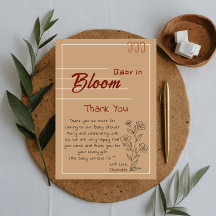 Minimalistische baby in bloeiende wilde bloemen ba