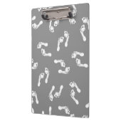 Minimalistische Baby-voetjes op een klembord (Links)