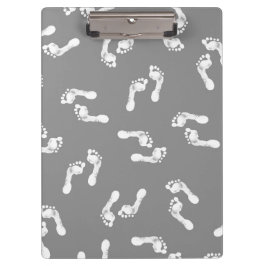 Minimalistische Baby-voetjes op een klembord