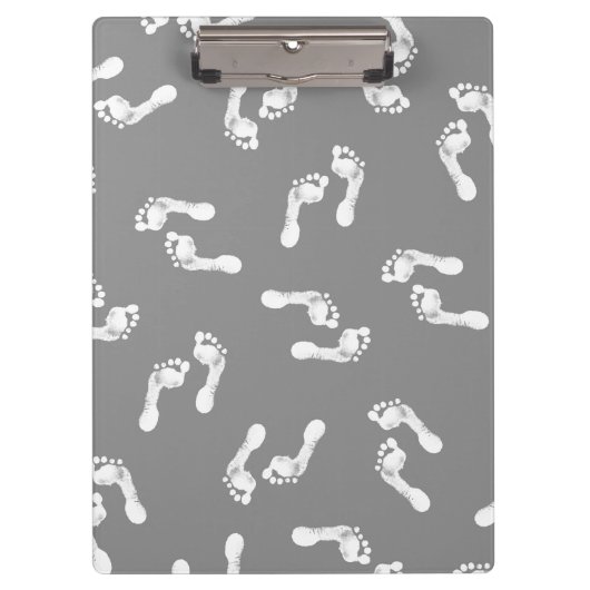 Minimalistische Baby-voetjes op een klembord (Voorkant)