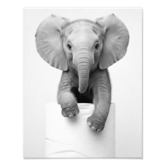 Minimalistische babyolifant die over toiletpapier foto afdruk