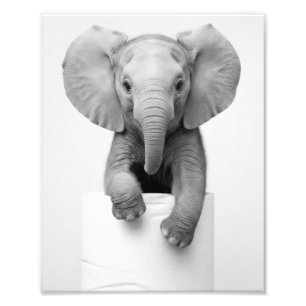 Minimalistische babyolifant die over toiletpapier foto afdruk