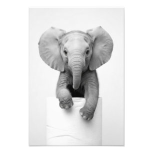Minimalistische babyolifant die over toiletpapier foto afdruk