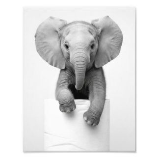 Minimalistische babyolifant die over toiletpapier foto afdruk