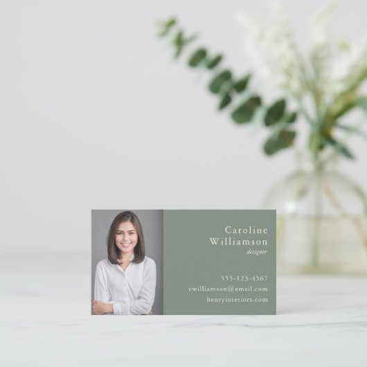 Minimalistische Basic Sage Green Professionele Fot Visitekaartje (Staand voorkant)