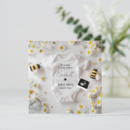 Minimalistische Bee Zwangerschap Aankondiging (Staand voorkant)
