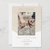 Minimalistische Bege Photo Bruiloft Kaart (Voorkant)