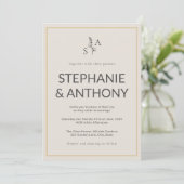 Minimalistische Beige Monogram Wildflower Wedding Kaart (Staand voorkant)