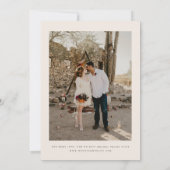Minimalistische Beige Script Trouwfoto Kaart (Achterkant)
