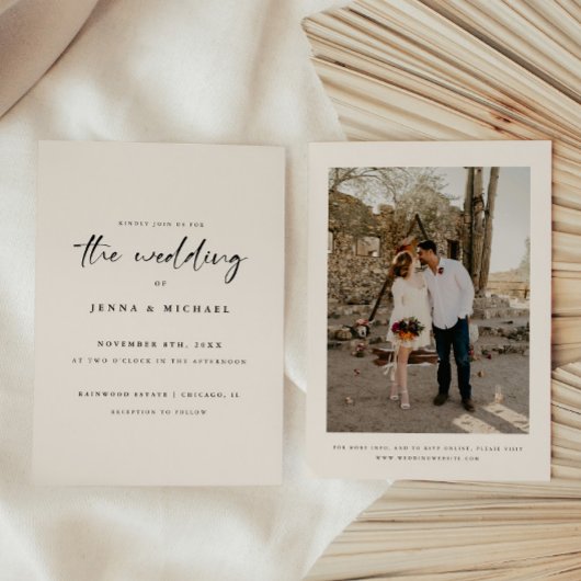 Minimalistische Beige Script Trouwfoto Kaart