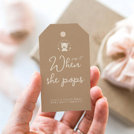 Minimalistische beige teddybeer Baby shower Pop he Cadeaulabel